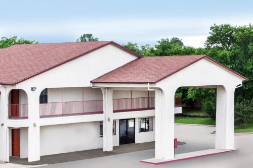 This is the image of the Deluxe Inn Denton #1