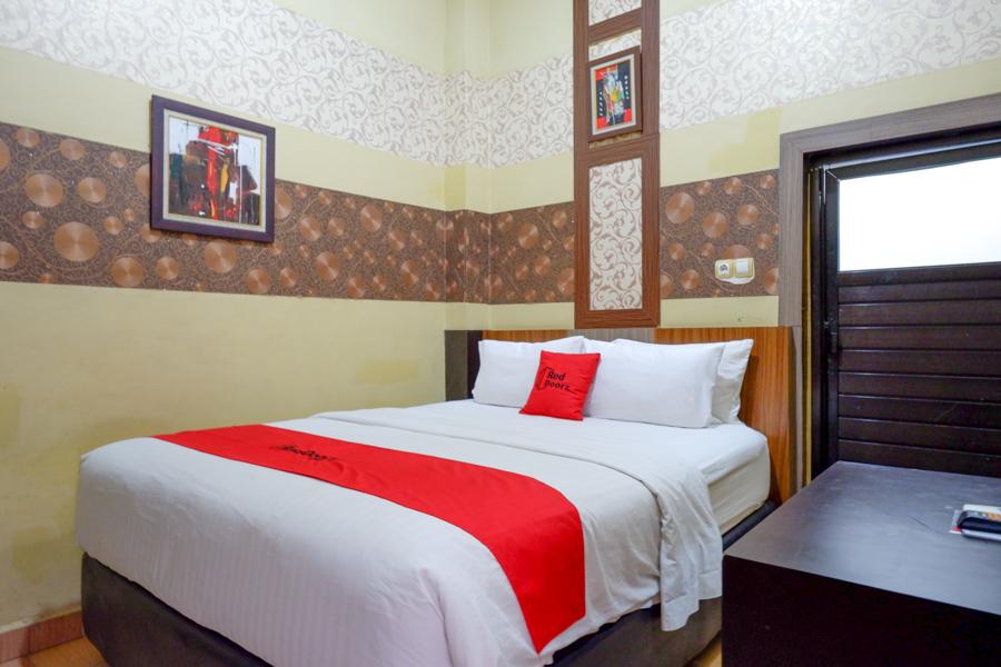This is the image of the RedDoorz near Pantai Labombo #2