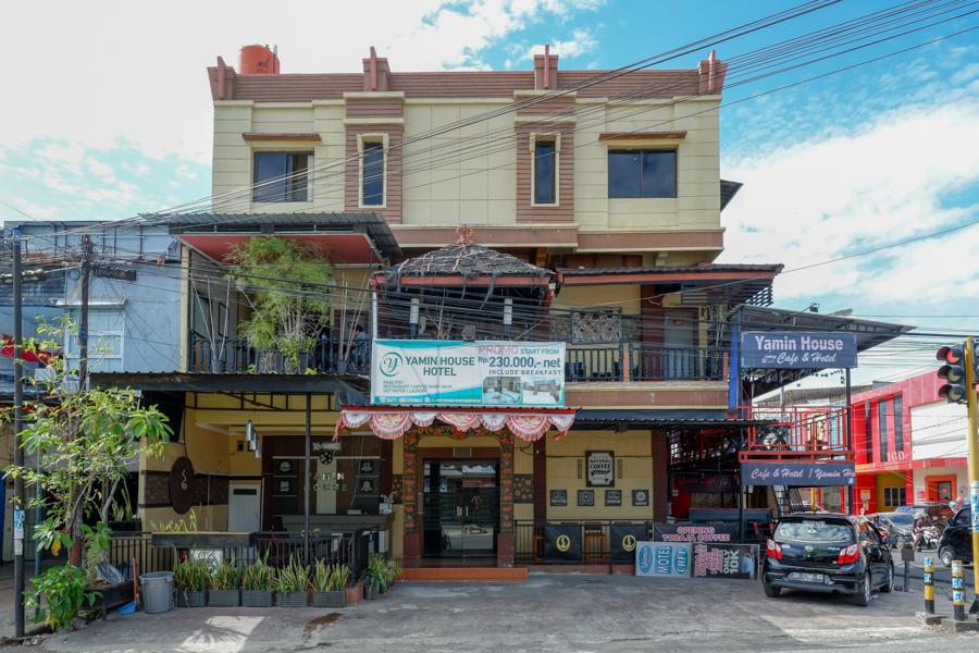 This is the image of the RedDoorz near Pantai Labombo #5