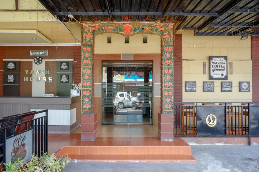 This is the image of the RedDoorz near Pantai Labombo #1