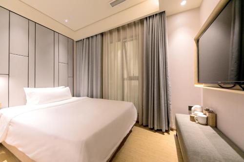 This is the image of the Ji Hotel Shanghai The Bund Shandong Middle Road #2