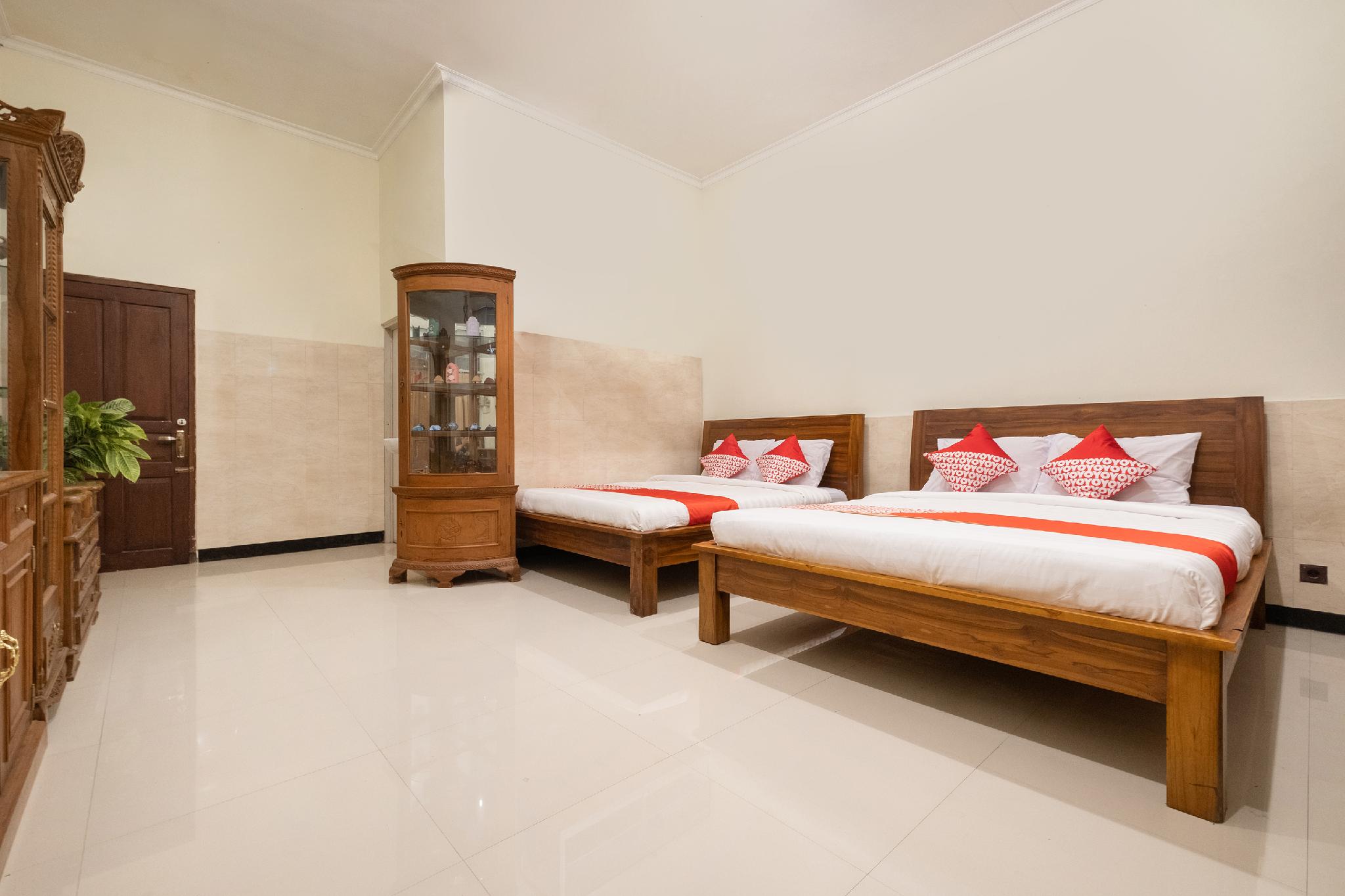 This is the image of the OYO 2995 Oemah Sorowajan Homestay Syariah #1