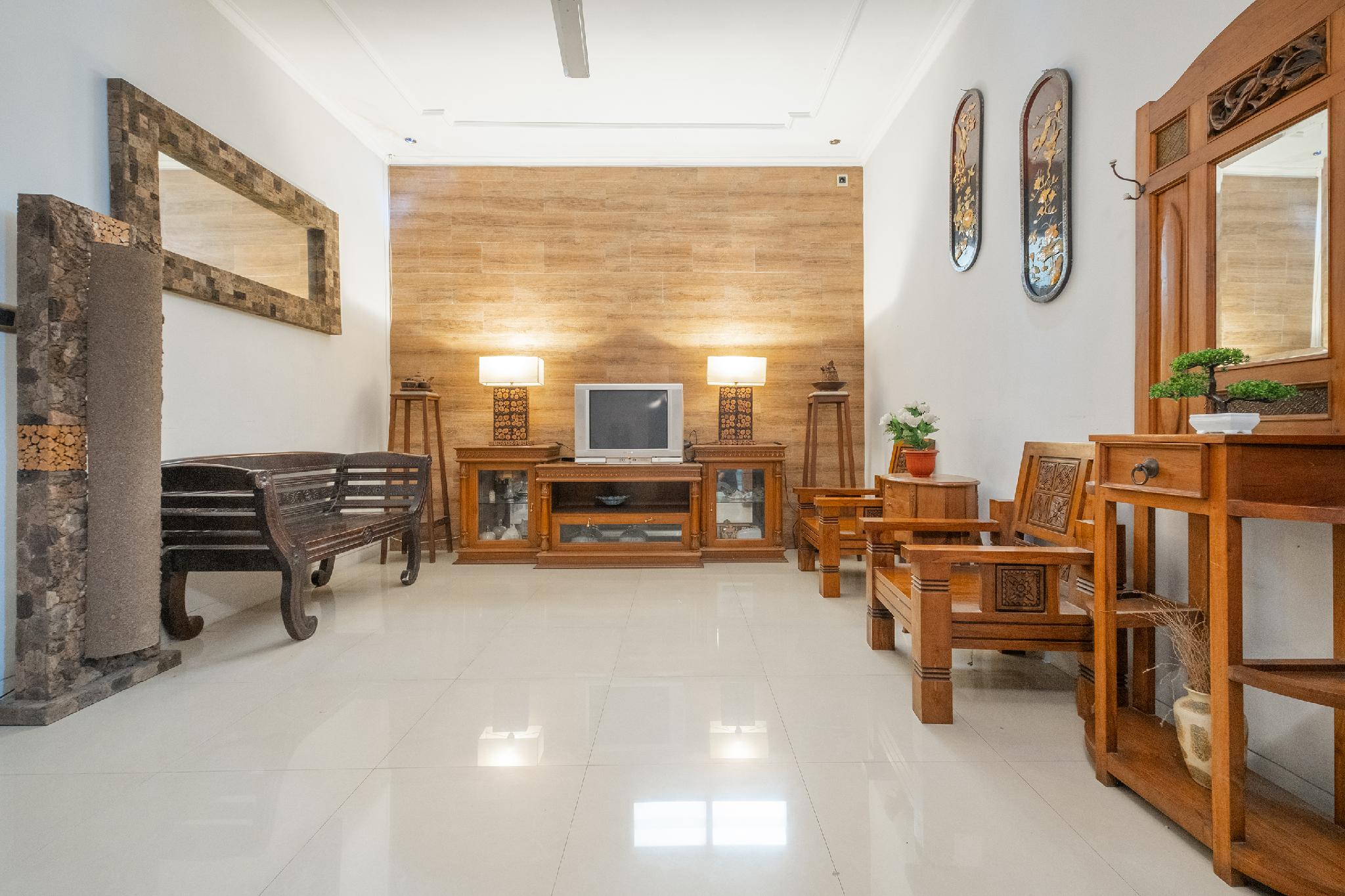 This is the image of the OYO 2995 Oemah Sorowajan Homestay Syariah #3