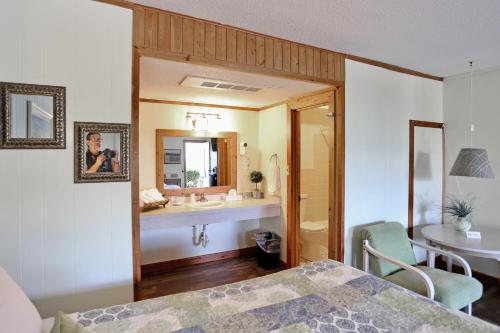 This is the image of the Cape Pines Motel Hatteras Island #4