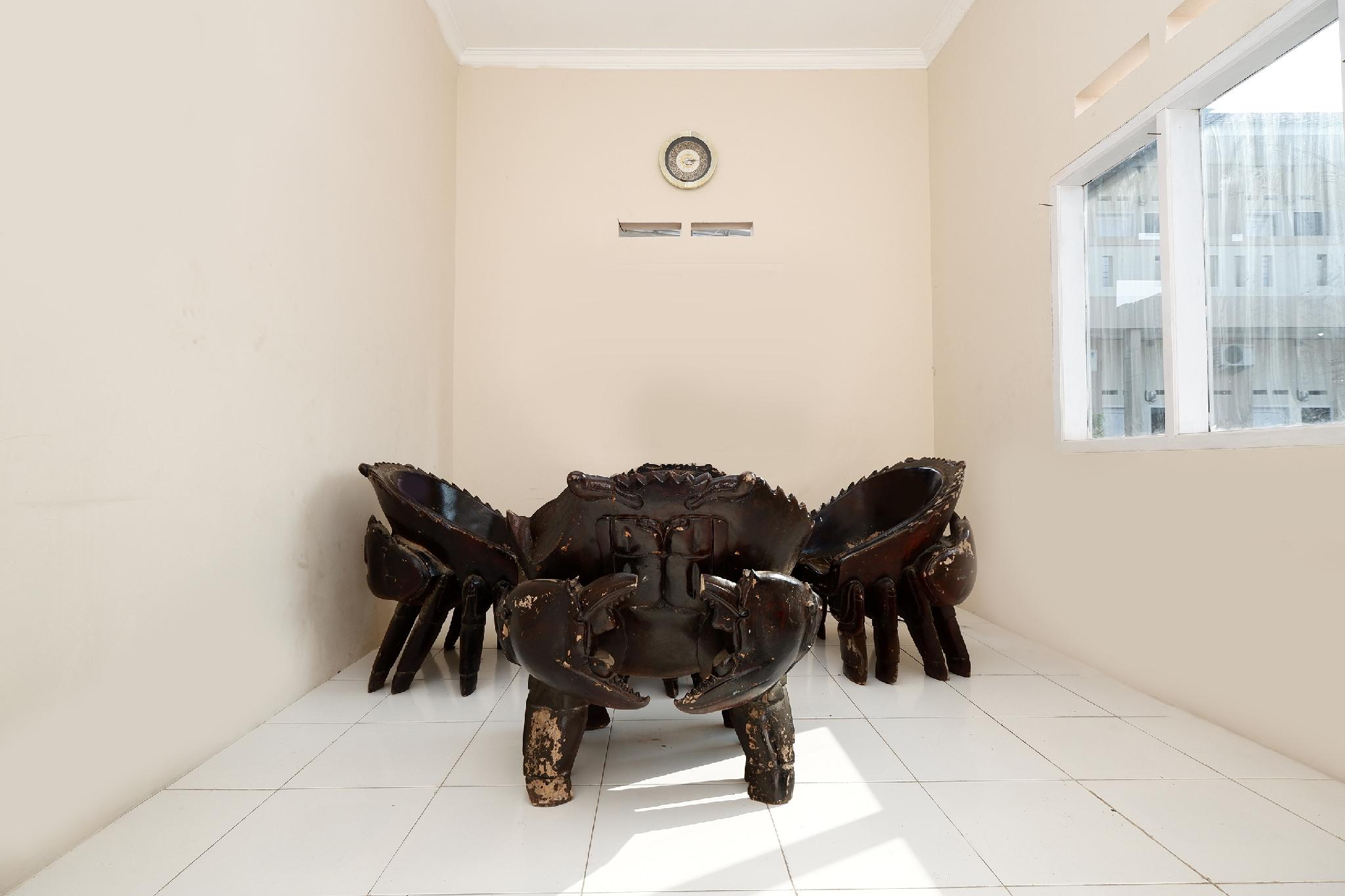 This is the image of the SPOT ON 2027 Putri Guest House Syariah #2