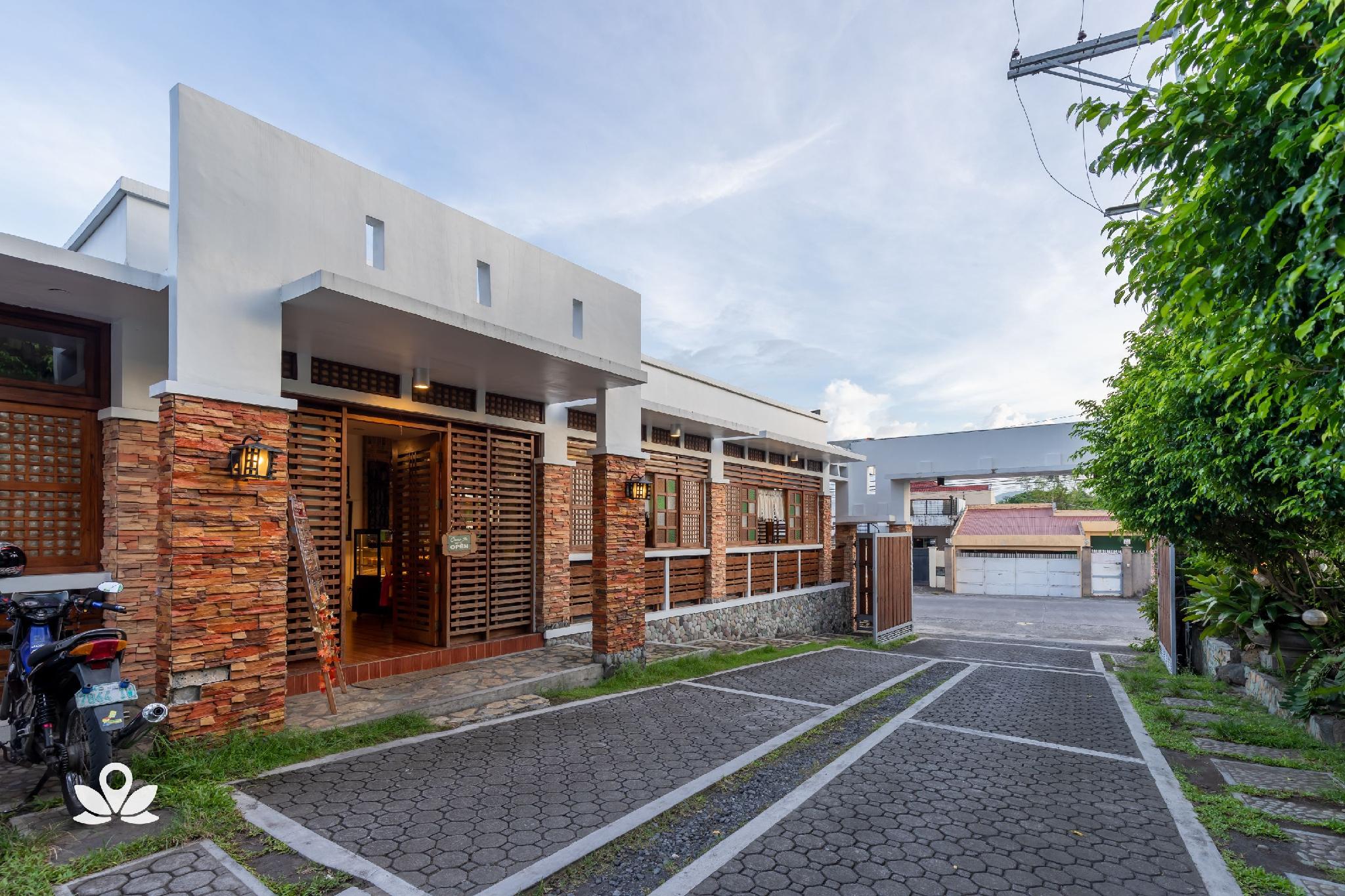 This is the image of the ZEN Rooms Casa Lorenzo Legazpi #1