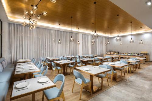 This is the image of the Microtel By Wyndham Hangzhou #3