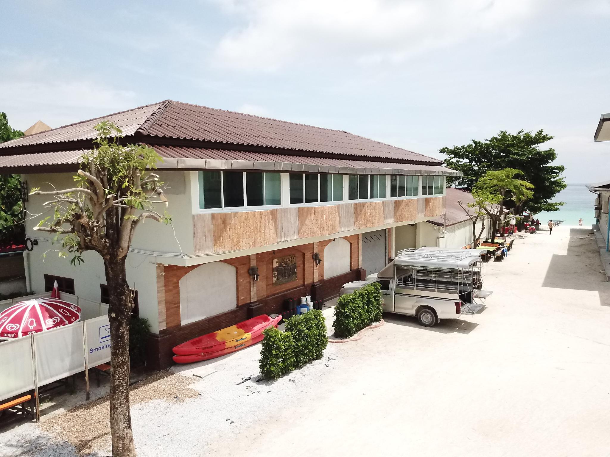 This is the image of the walking street hostel by new wave #5