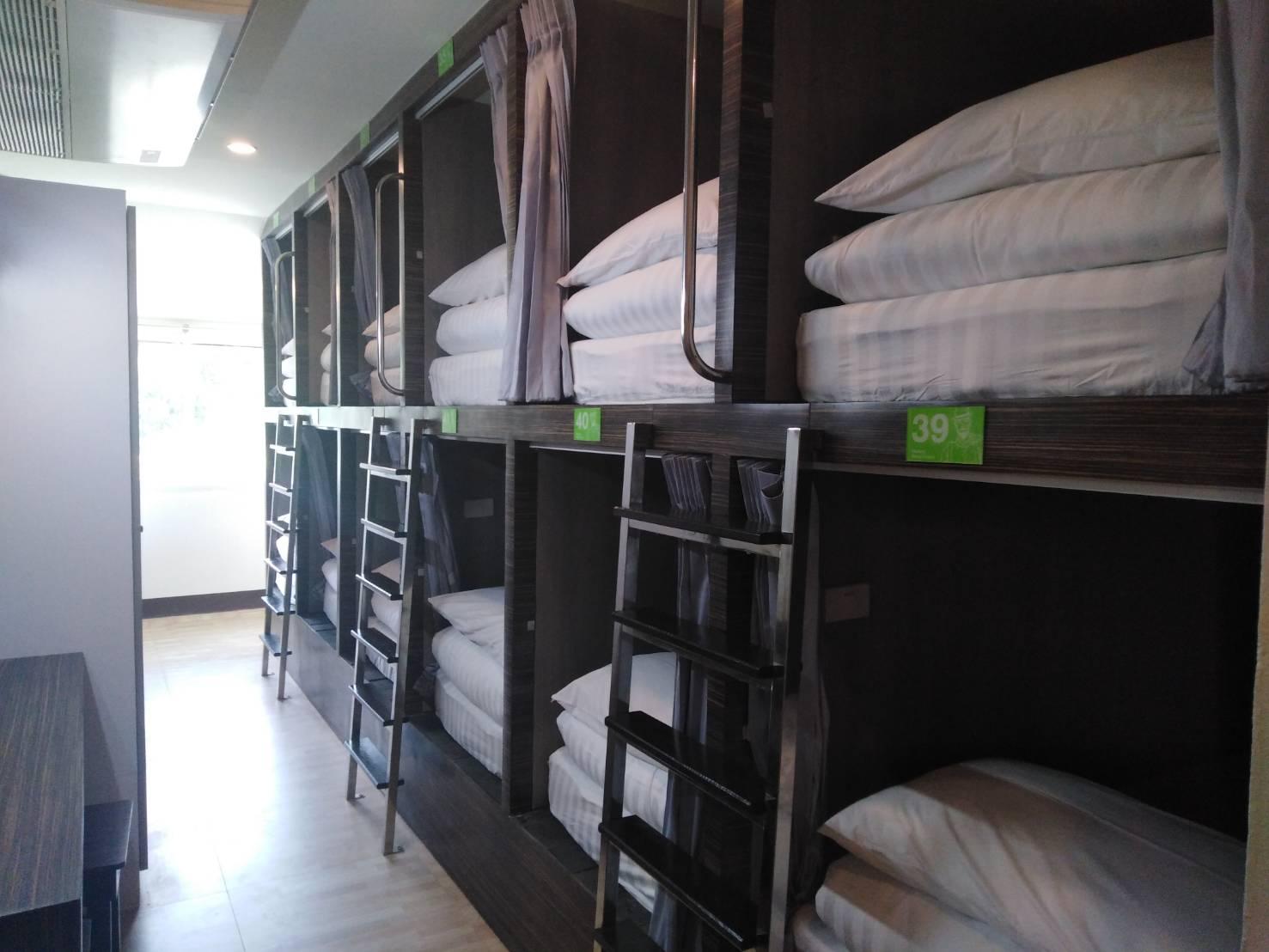 This is the image of the walking street hostel by new wave #4