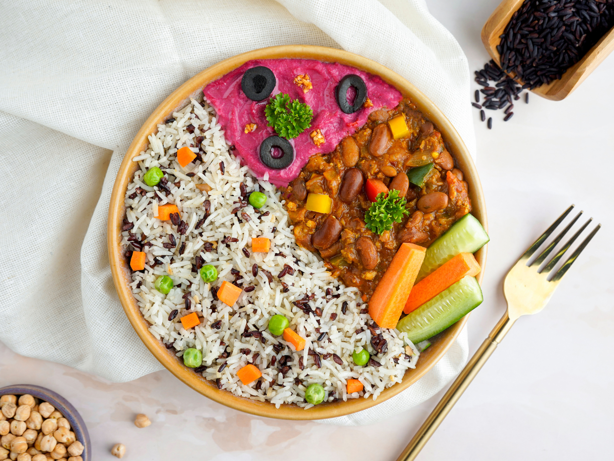 Beetroot hummus buddha bowl veg