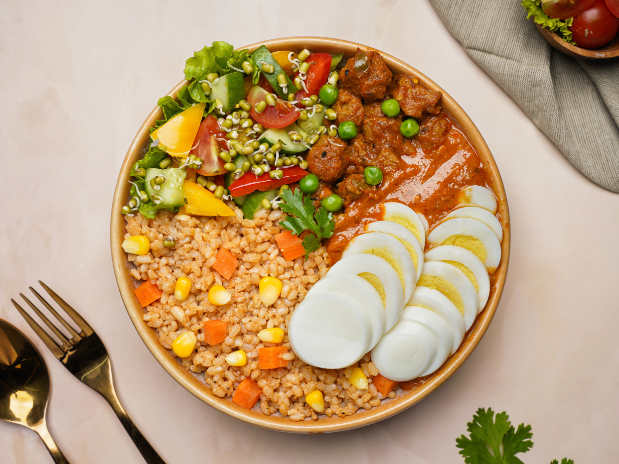 Egg makhni and red rice meal (protein - 35g)