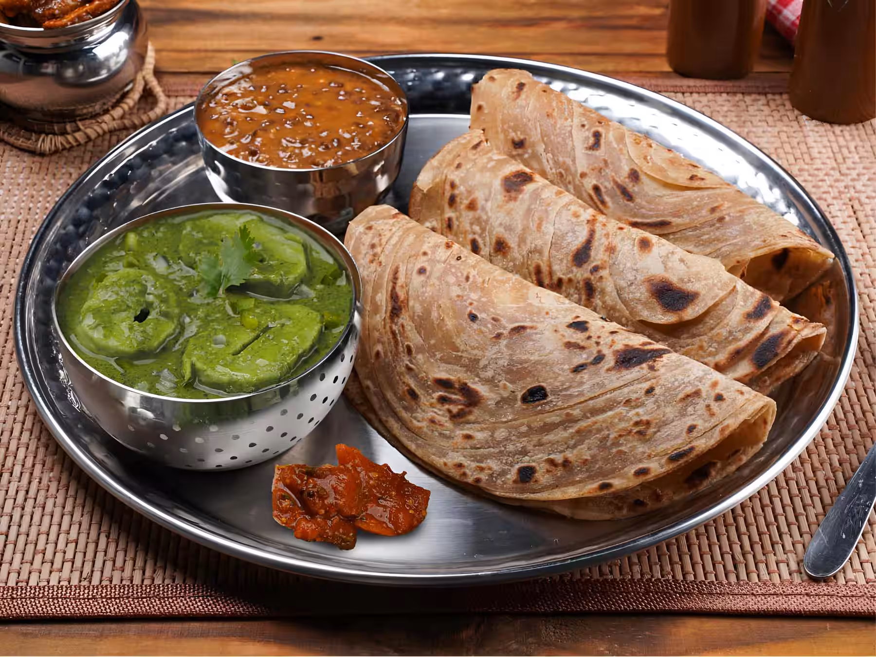 Palak Soya Chaap, Dal Makhani, Paratha Thali
