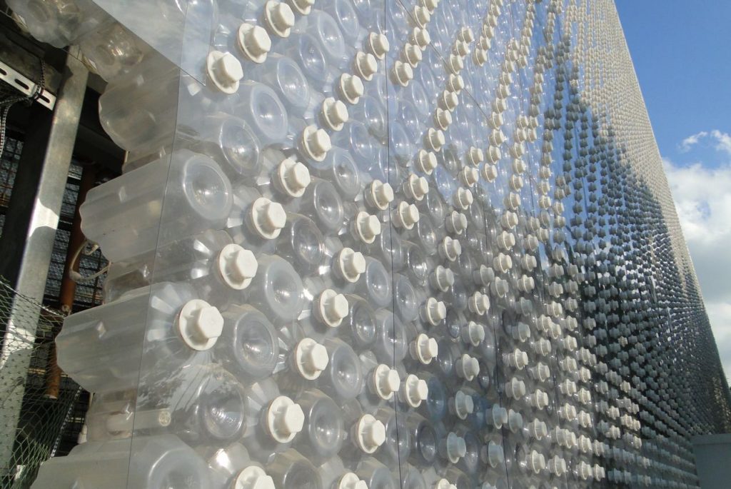 Gedung dari Sampah Botol Plastik
