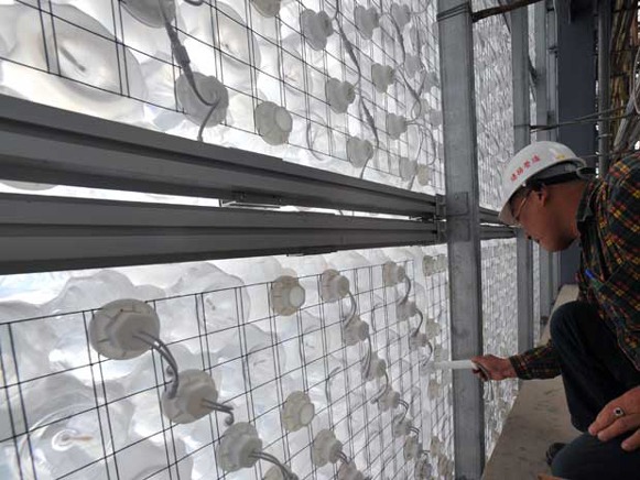 Gedung dari Sampah Botol Plastik