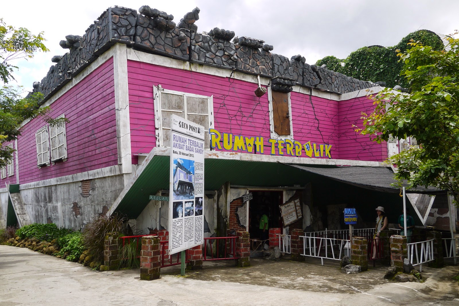 Rumah Terbalik di Dunia