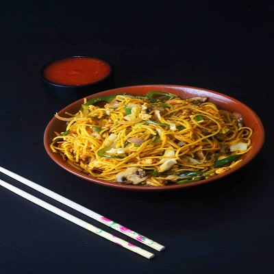 Veg Singapuri Noodles [Full]