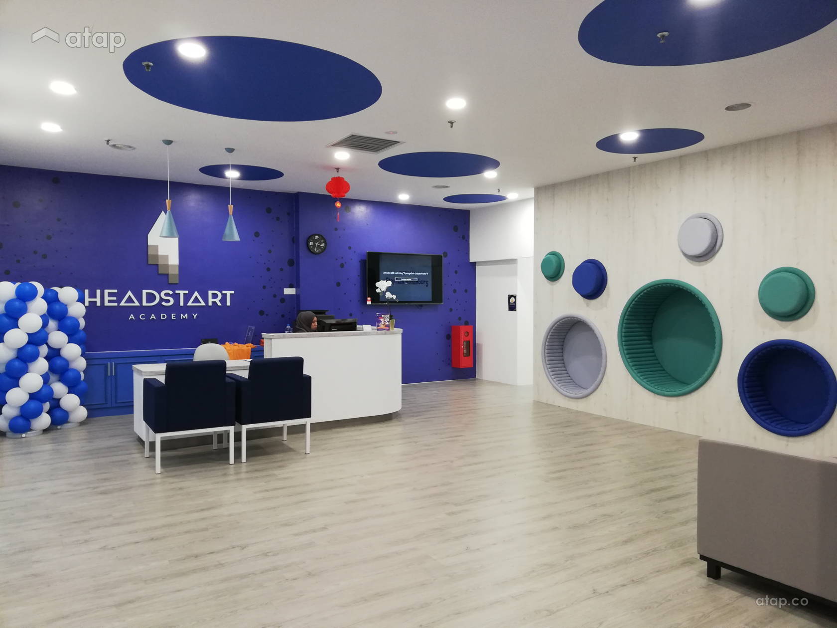 Minimalistic Modern Office Retail shopping mall design ideas & photos