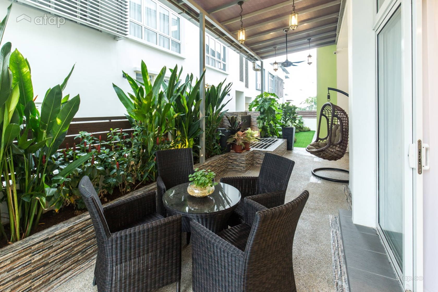 Contemporary Exterior Garden @ Modern classic bungalow at Setia Alam, Selangor