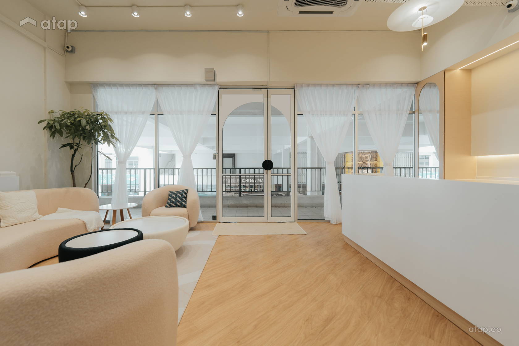 Scandi Retail Minimalistic Scandinavian Retail shophouse design ideas & photos ...