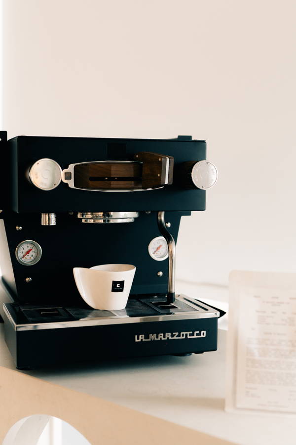 la-marzocco-linea-mini-espresso-machine-in-black-with-wood-trim-2