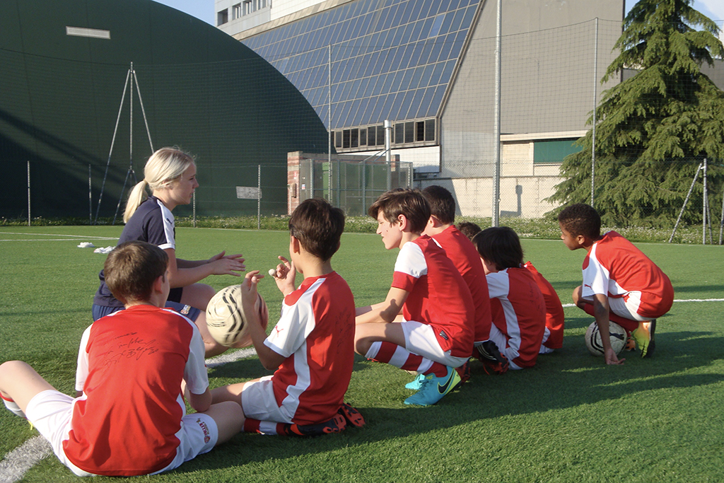 Emilia Lahti coaching students