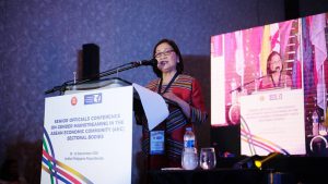 Dr Rhodora Masilang-Bucoy speaking at a conference on gender mainstreaming