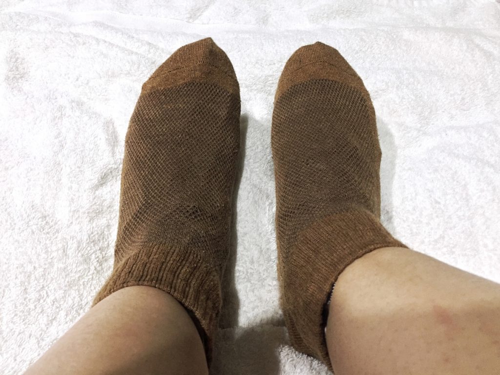 5. Wait for 60-90 minutes. Recommended to wear socks over the mask for mobility and to allow the essence to better penetrate into the skin.