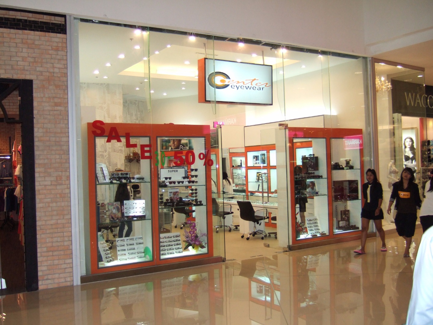 กระจกบานเปลือย ตกแต่งอาคาร Center Eye Wear , Mega Bangna โดย บริษัท