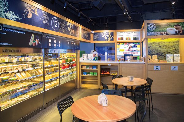 全店設計簡約,店內燈光用上環保節能燈泡,在細節上植入綠色考量。