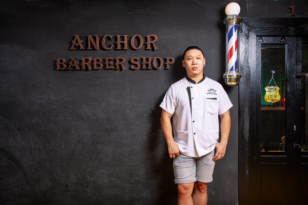 坐落九龍灣工廈的Anchor Barber Shop,門口以全黑色透灰的色調及復古字樣的店名作主題牆,呈現型格時尚風格。