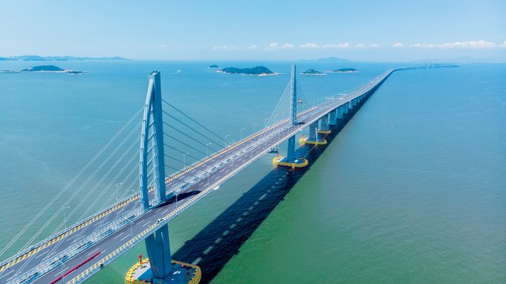 港珠澳大橋於2018年通車,全長55公里,為全球最長的橋隧組合跨海通道。