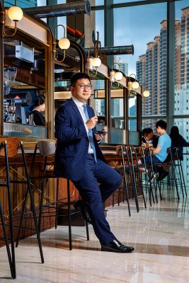 希慎集團首席營運總監呂幹威(Ricky),訪問當天於Urban Sky 中的咖啡店一攝,咖啡店面向銅鑼灣大廈,環境開揚。