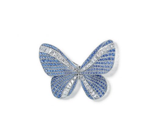 Tiffany & Co. 2019 Blue Book 高級珠寶系列 18K白金鑲藍寶石及鑽石蝴蝶胸針,圓形藍寶石總重逾14克拉,長方形鑽石總重逾8克拉。收藏於純銀及玻璃盒子中。
