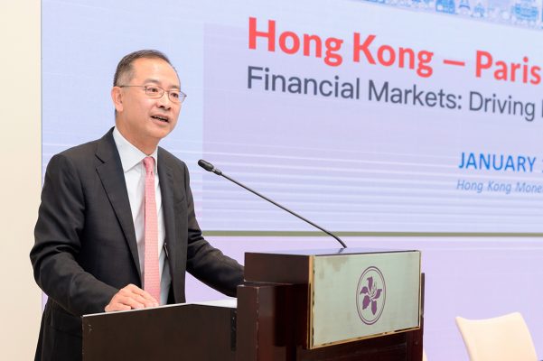 香港的優勢及長遠機遇仍然穩定;未來將繼續發展金融科技及綠色金融,強化離岸人民幣市場,加強與內地資本市場的聯繫等,有很多挑戰,亦有機遇。