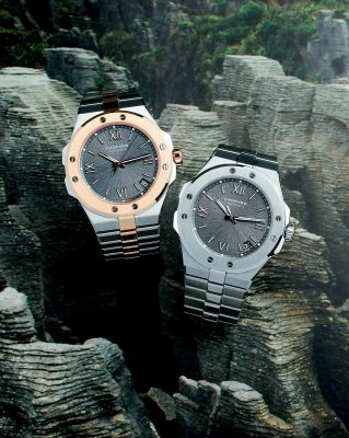 Chopard Alpine Eagle41毫米腕錶 粗糙的錶盤紋理讓人聯想起老鷹的虹膜之餘,所用的貝爾尼納灰色則取自同名山脈上的岩石色彩,通過與大自然的緊密連繫帶出陽剛運動氣息。(左:Lucent Steel A223精鋼配18K玫瑰金款 HK$149,000;右:Lucent Steel A223精鋼款 HK$98,000)