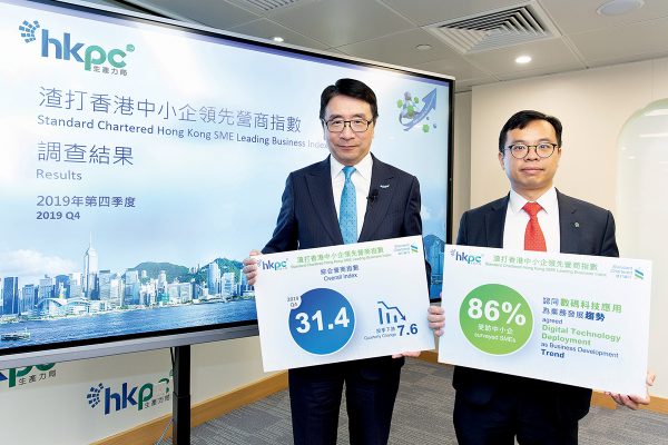 (左起)生產力局首席創新總監張梓昌、渣打銀行大中華區高級經濟師劉健恒日前公布第四季中小企指數