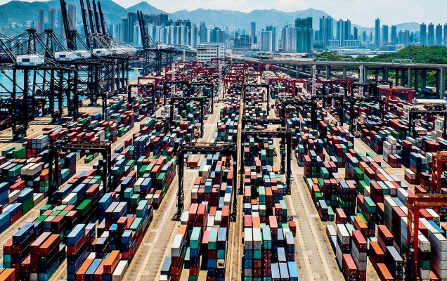 受鄰近地區競爭下,本港物流業經營環境面臨嚴峻的挑戰。