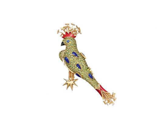18k黃金鑲翠榴石及金箔雕花琺瑯鳳頭鳥胸針,內有310顆翠榴石、總重逾 21.2 克拉1顆藍寶石及總重0.22克拉鑲嵌金箔雕花琺瑯。