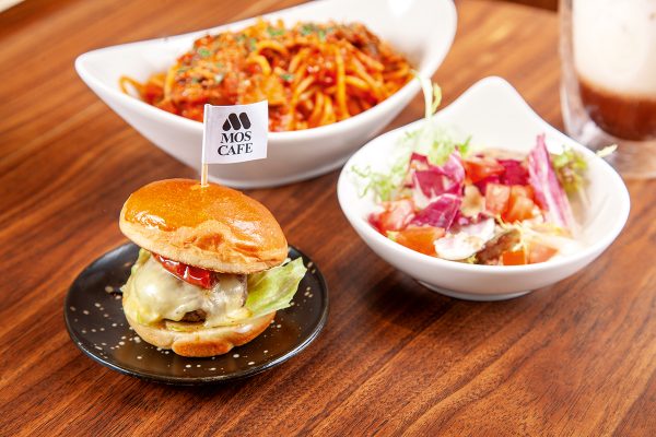 日式連鎖漢堡包店MOS BURGE近期積極開分店,並增加西式意粉等輕食吸客。