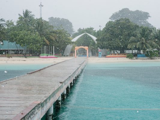 誰說馬爾代夫不下雨?天堂也有下雨時,只要保持好心態,雨過就會天清。