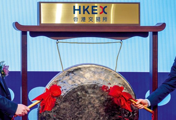 專業服務機構德勤中國近日發佈數據稱,截至2019年3月31日,香港交易所共有37祗新股上巿,共集資204億港元。與2018年第一季度比較,新股數量由當時的64祗下跌42%,集資金額則由244億港元減少16%。今年第一季度,港交所創業板(GEM)新股數量大跌,以及缺乏超大型和大型新股促使港交所新股巿場整體表現大幅度放緩。 中新社發 張煒 攝