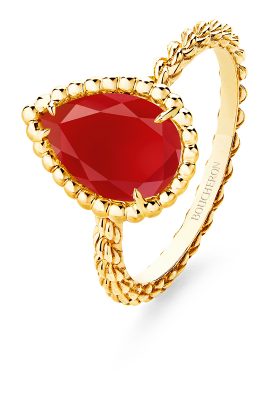 BOUCHERON寶詩龍Serpent Bohème系列以雅致的金珠鑲邊之的水滴造型代表蛇首,鑲嵌紅玉髓。