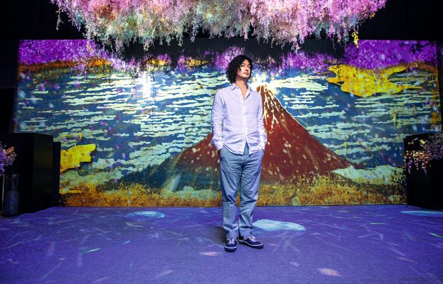 圖為Ryotaro身處「FLOWERS BY NAKED」現場,站在其中一幅作品前,名為「360° Around Mt. Fuji NAKED meets北」,是以數位科技及投影技術重現浮世繪大師葛飾北齋的巔峰作《富嶽三十六景》。