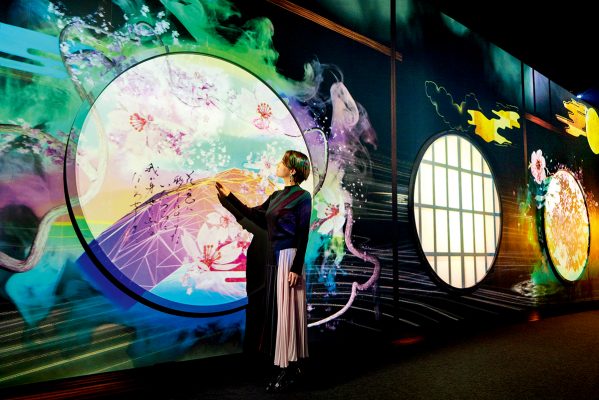 另一幅「Window of the Ancient and Modern」互動作品,以直徑2米的巨型傳統和式圓窗展示15款不同的櫻花風景及和歌設計。