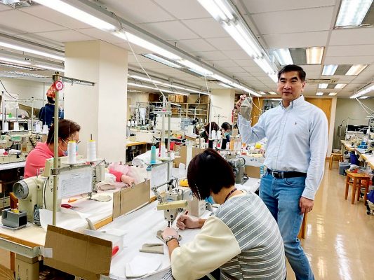 立法會議員鍾國斌(右)發動紡織及成衣業界在港重設口罩生產線,與全民共同抗疫。