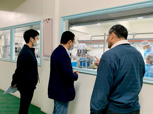 港視業務多次轉型,主席王維基(中)由經營電視台起家、後轉營電子商貿平台至近日的傳統口罩生產。