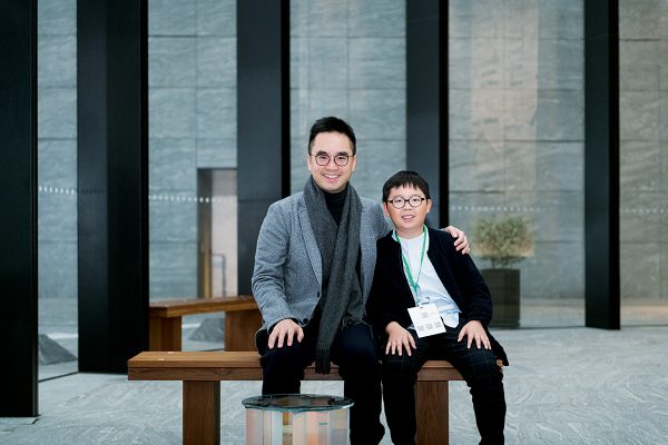 新世界集團鄭志剛(左)宣布與初創公司合作,計劃在屯門設廠生產口罩予弱勢社群。