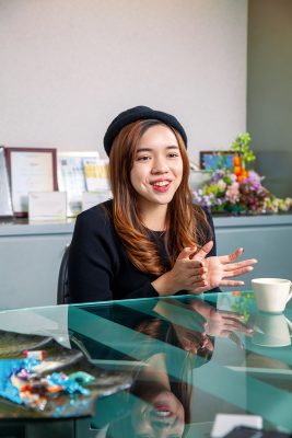 梁珮珈 (Rebecca) 在香港土生土長的九十後。大學時期創業兩次,從此跟行銷及新創建立不解之緣。從逃學去旅行的大學生,到後來把旅行變成工作一部分。因為堅持「不在該吃苦的年紀選擇安逸」選了一條不安定也充滿挑戰的路,成為旅遊新創的海外第一號員工,再把一個新創品牌帶到香港及東南亞各個市場;由成立分公司、建立團隊到持續業續成長。近年,仍然喜歡旅行中遇到的新事物新啟發,每趟旅程都在提醒自己:「世界很大人很渺小,不要甘於現狀做個井底之蛙。」今年,她已在另一家公司作全新的業務拓展工作,同樣的從零開始,繼續展開「職場達人」的閃爍生涯。