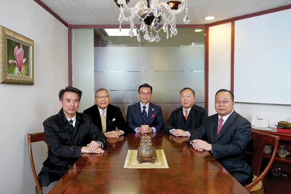 注冊合規師公會重組執行委員會(正中為孫文德、左二為資深委員羅堅明、右二為陳舜權)