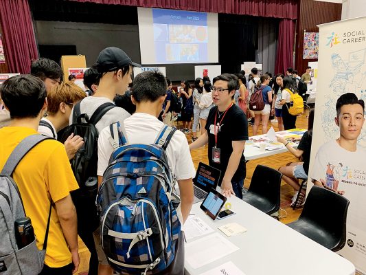 黃景龍經常到學校參與活動及演講。